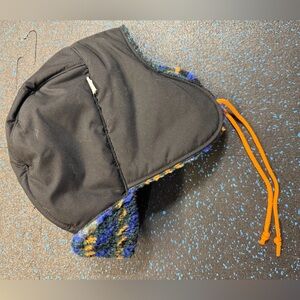 Men’s The North Face ridge trapper beanie and mitten set.